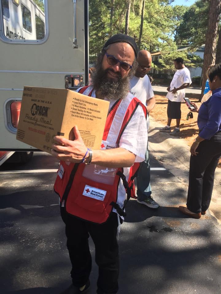 Rabbi Yossi carrying emergency meals in Savannah